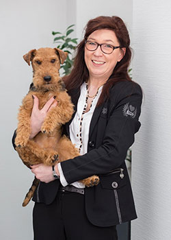 Monika Vormann Steuerberaterin Olfen Portrait mit Hund